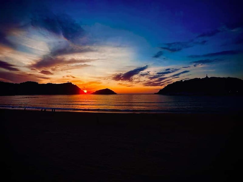 San Sebastián: Sunset Cruise on a Sustainable Catamaran - La Concha Bay at sunset: why the silence matters
