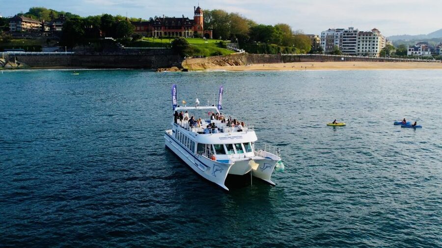 San Sebastian: Sustainable Catamaran Cruise with Audio Guide - The eco-catamaran ride: hybrid propulsion and real comfort